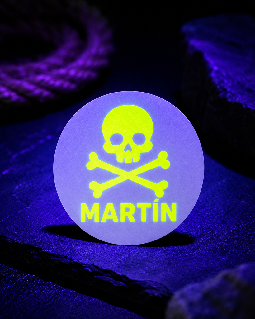 Pegatina pirata neón amarillo personalizada.webp