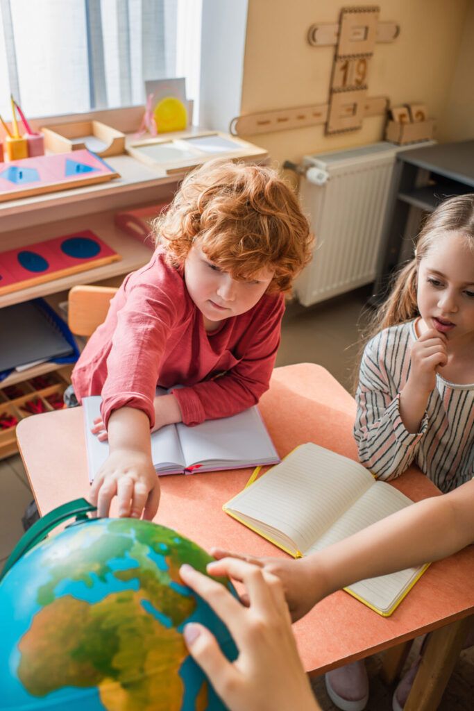 imagen de niños participando en lecciones de 3 períodos en Montessori.