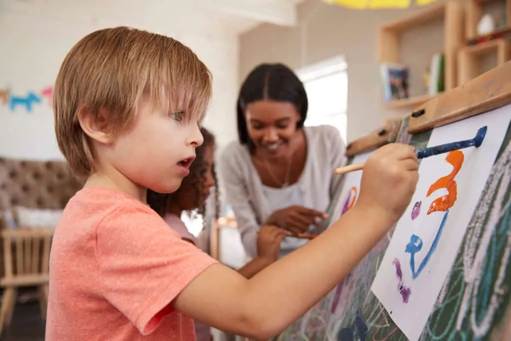 Cómo se enseña art en Montessori 1