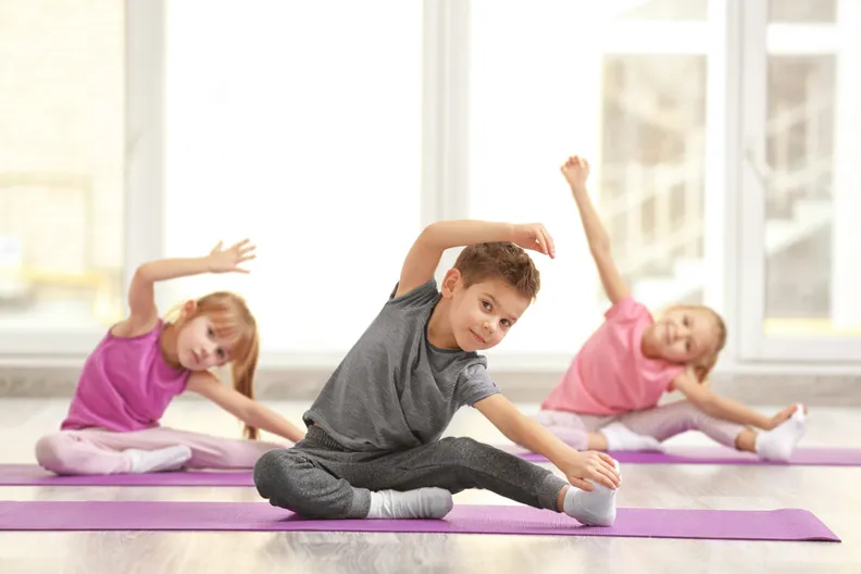 Niños practicando yoga y mindfulness
